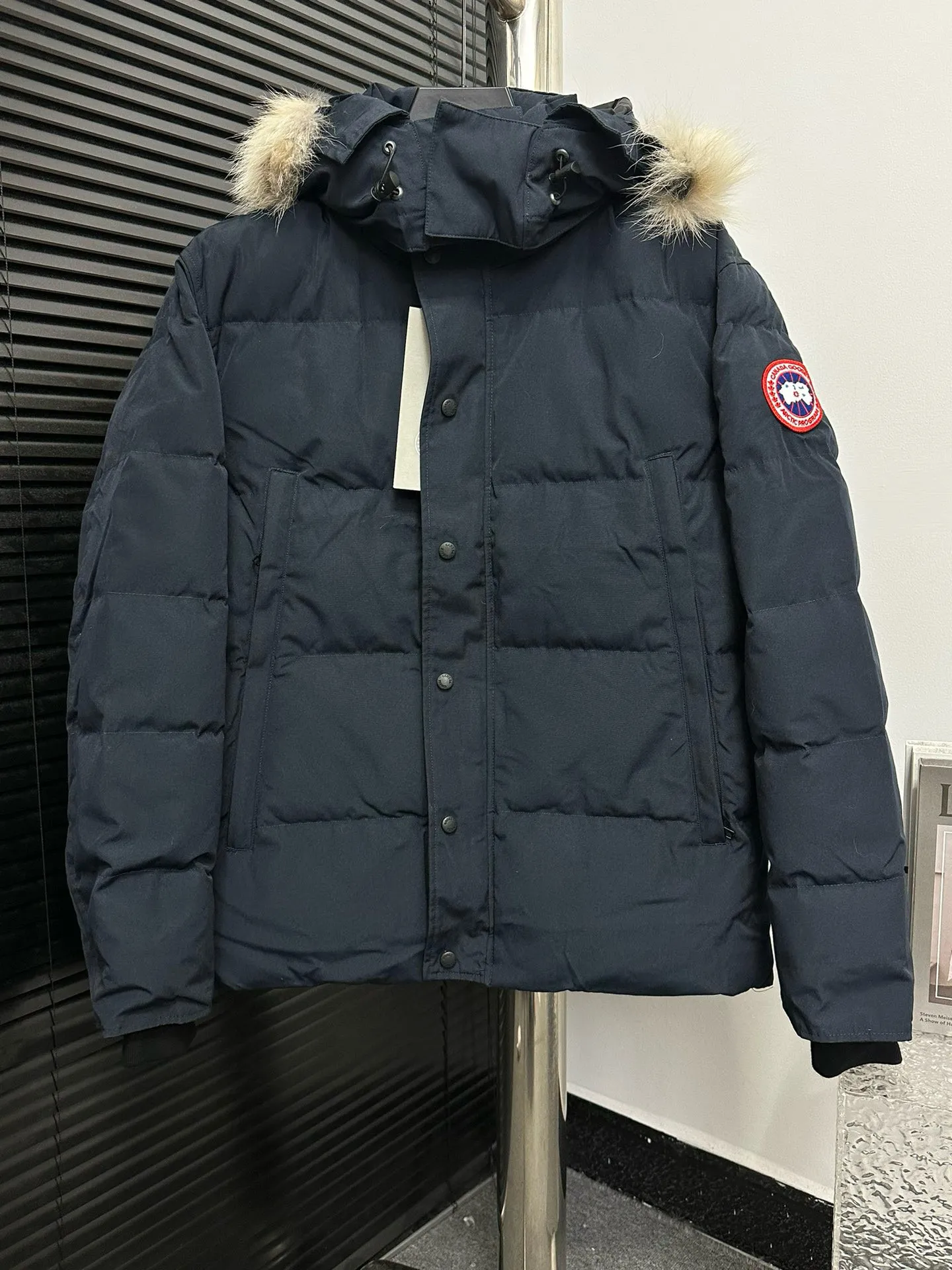 P780 [canada goose wyndham] 29 parka down jackets. The fabric is as soft and hard as the original. It can be restored by kneading at will (fabric misunderstanding: fabrics with high hardness are not waterproof. Only those who buy the latest authentic version this year will notice the softness and comfort of the fabric). The down is synchronized with the authentic white duck down. It is fluffy and not clumps. The electronically controlled down filling machine is filled with down. The zipper is customized with authentic ykk military grade copper core zipper puller. The high-hardness, non-stuck fur collar is made from original and custom-made western Canadian coyote skin. All workmanship and wiring are controlled by workers with more than ten years of service. They must be horizontal and vertical, and no crookedness is allowed. The wiring density inside is more sophisticated. Fighters in the world 29 battle all kinds of world products. Size: XS-XXL